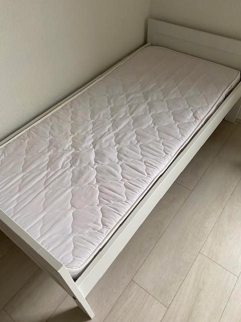peuter/junior bed, Kinderen en Baby's, Kinderkamer | Bedden, Zo goed als nieuw, 140 tot 160 cm, 70 tot 85 cm, Lattenbodem, Matras