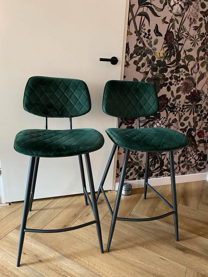 Groene velvet barkrukken - set van 2, Huis en Inrichting, Barkrukken, Zo goed als nieuw, 90 cm of meer, Metaal, 2 krukken, Met voetsteun