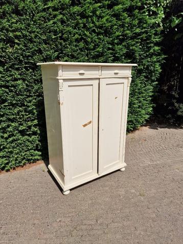 Vintage houten kast – opknapper met karakter beschikbaar voor biedingen