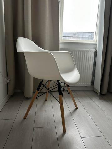 1 witte kuipstoel