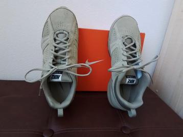 NIKE SNEAKERS SCHOENEN MAAT 44,5 VOOR € 20 beschikbaar voor biedingen