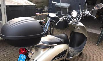 Universe Helmkoffer voor motor, brommer of scooter. beschikbaar voor biedingen