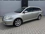 Toyota AVENSIS 2.0 VVTI LINEA SOL / AUTOMAAT / AIRCO / Cruis, Auto's, 1998 cc, 4 cilinders, Euro 4, Zilver of Grijs