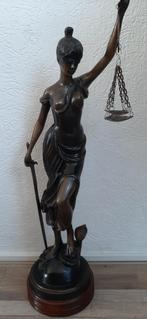 Vrouwe Justitia, Ophalen