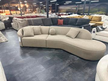 Designbank met unieke vorm – stijlvol & uniek beschikbaar voor biedingen
