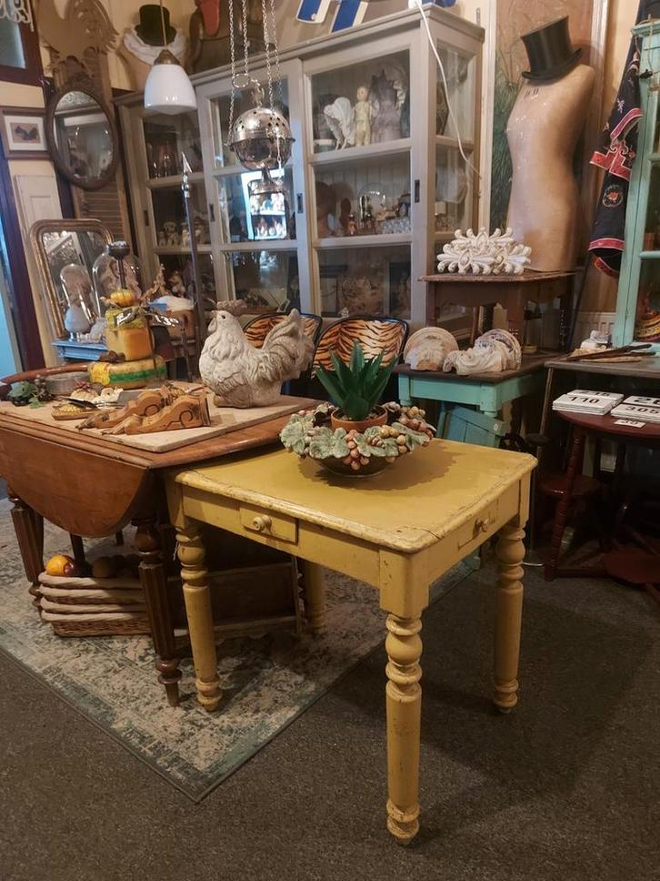 Superleuke antieke tafel met 4 lades rondom , okergeel, Antiek en Kunst, Antiek | Meubels | Tafels, Ophalen