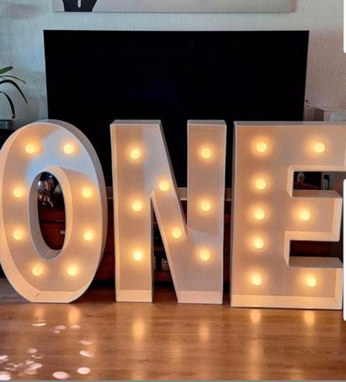 Alle lichtletters en lichtcijfers zijn bij ons te huur!, Hobby en Vrije tijd, Feestartikelen | Verhuur, Zo goed als nieuw, Geboorte of Huwelijk