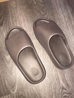 Adidas Yeezy Slide bruin size 9/40, Bruin, Nieuw, Ophalen of Verzenden, Sneakers of Gympen