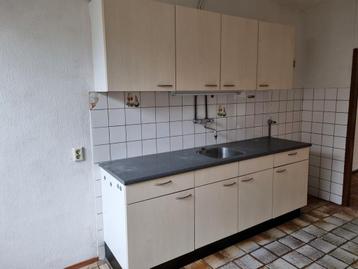 Keukenblok en kasten beschikbaar voor biedingen