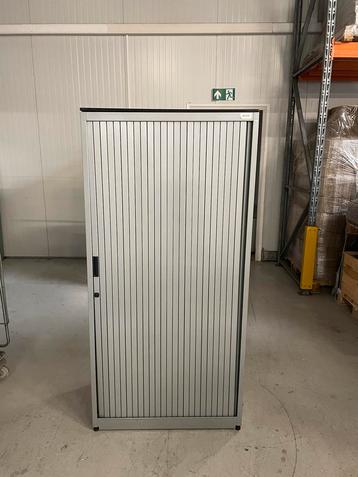 Afsluitbare archiefkast beschikbaar voor biedingen