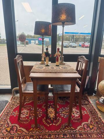 Tafel met 2 houten stoeltjes. Vintage supersetje! beschikbaar voor biedingen