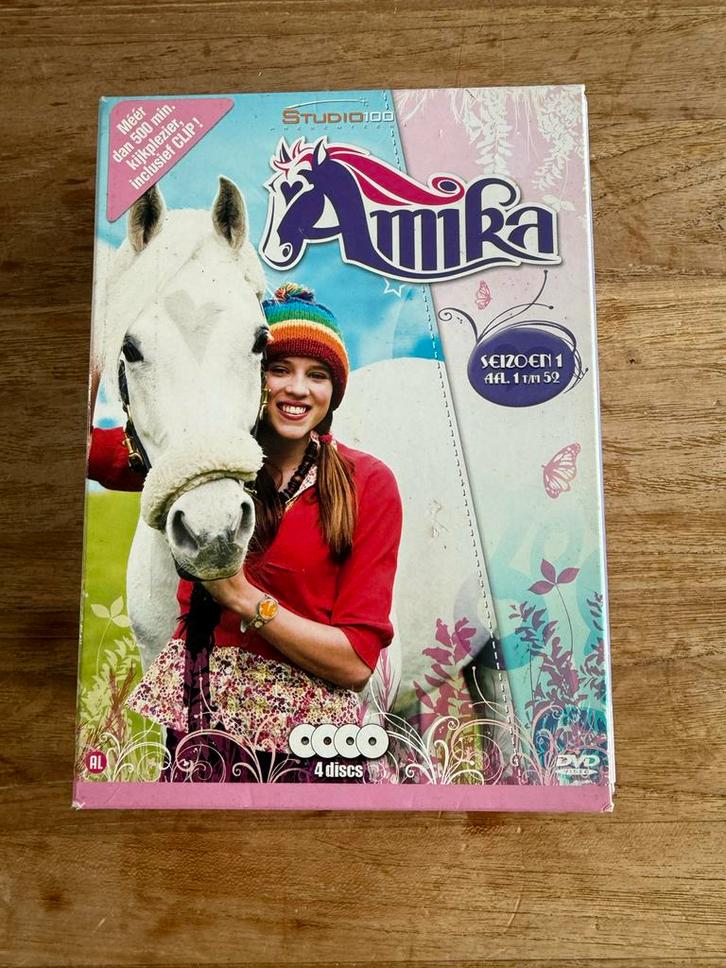 Amika Seizoen 1 DVD Boxset compleet origineel, Cd's en Dvd's, Dvd's | Tv en Series, Zo goed als nieuw, Actie en Avontuur, Boxset