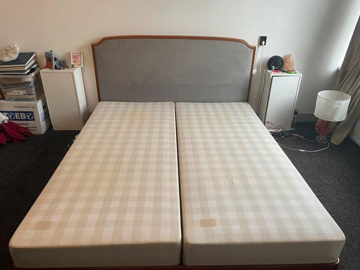 Luxe Hästens Boxsprings Bed met houten ombouw en hoofdbord, Huis en Inrichting, Slaapkamer | Boxsprings, Gebruikt, Overige maten