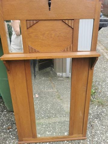 Unieke vintage halspiegel met houten lijst beschikbaar voor biedingen