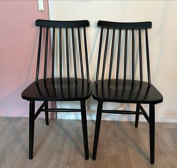 2 zwarte houten spijlstoelen beschikbaar voor biedingen