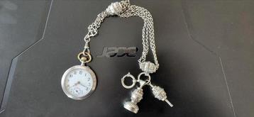 Antiek zilveren zakhorloge met ketting beschikbaar voor biedingen