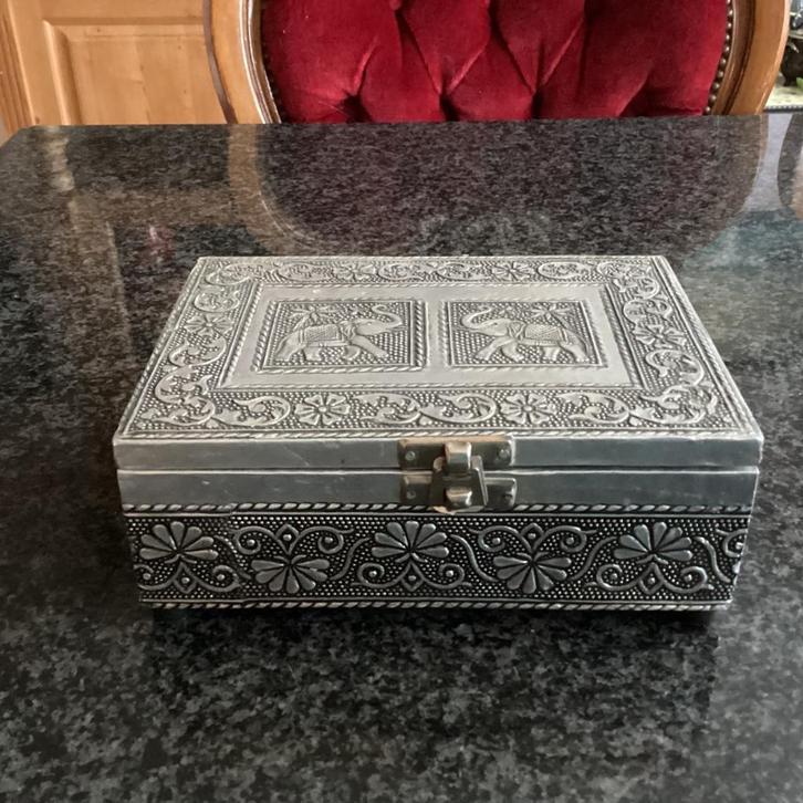 Juwelenkistje, India, metaal bekleed, fluweel, vintage, Antiek en Kunst, Curiosa en Brocante, Ophalen