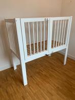 Babybed ledikant verhoogd 120x60 Aerosleep matras + extra's, Kinderen en Baby's, Ophalen, Zo goed als nieuw, Ledikant