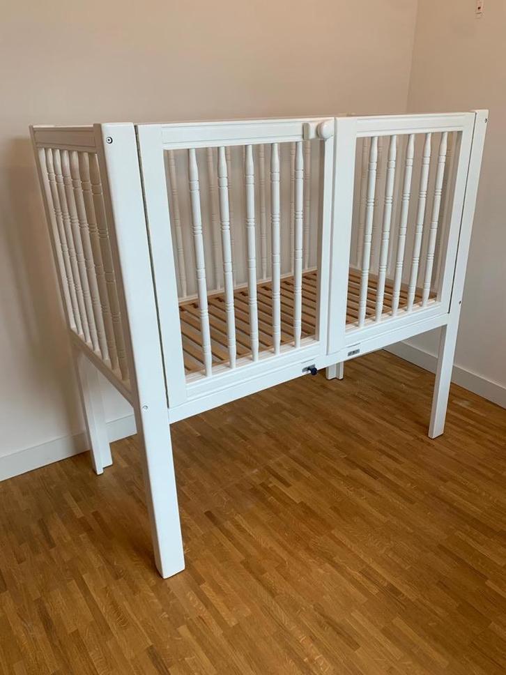 Babybed ledikant verhoogd 120x60 Aerosleep matras + extra's, Kinderen en Baby's, Babywiegjes en Ledikanten, Zo goed als nieuw