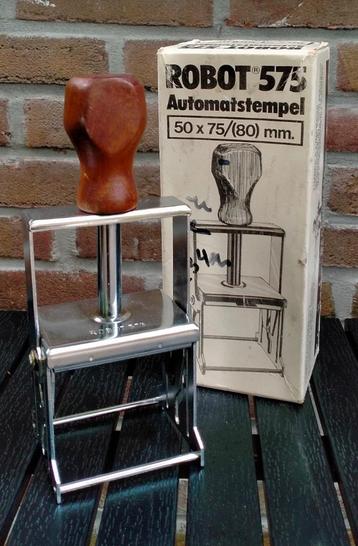 Antiek / Oud  Robot 575 Stempel met Houten Handgreep beschikbaar voor biedingen