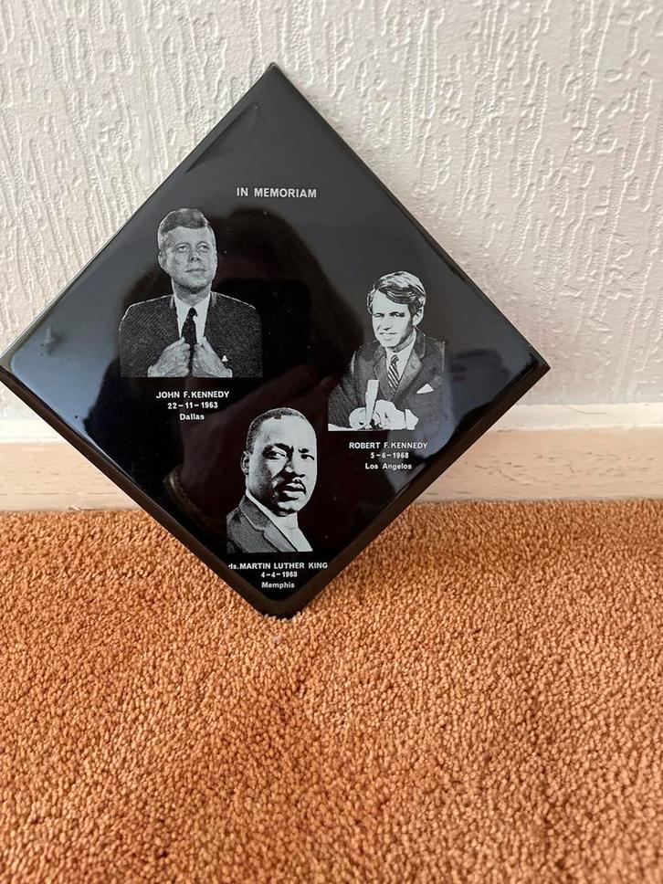 In Memoriam Tegeltje Kennedy & King, Antiek en Kunst, Antiek | Wandborden en Tegels, Ophalen of Verzenden