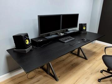 Groot studio bureau beschikbaar voor biedingen