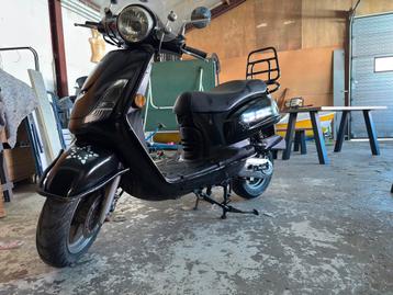 sccooter zwart. SYM typee XS 50 QT beschikbaar voor biedingen