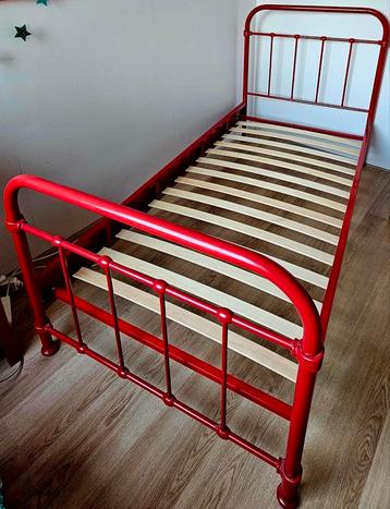 Rood metalen 90x200 bedframe inclusief lattenbodem beschikbaar voor biedingen