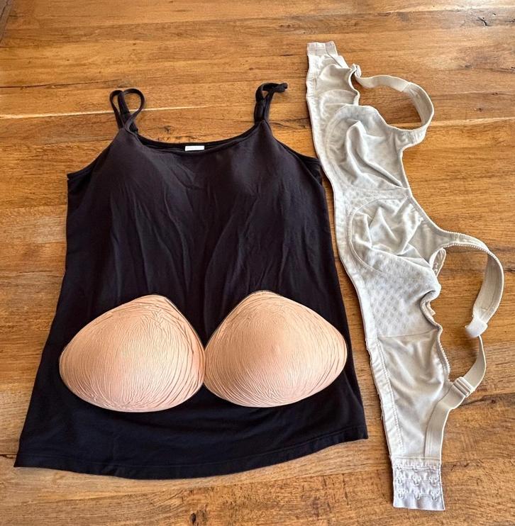 Borstprothesen Amoena 400 Natura Xtra Light 2S + shirt en BH, Diversen, Verpleegmiddelen, Zo goed als nieuw, Ophalen of Verzenden
