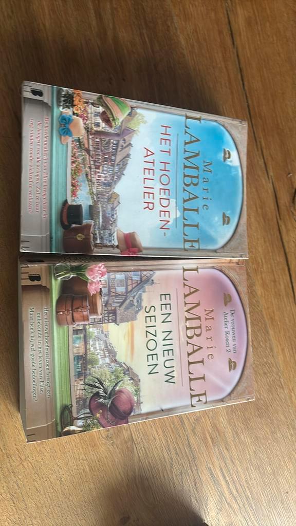 Marie Lamballe - Het Hoeden-Atelier deel 1 & 2, Boeken, Romans, Zo goed als nieuw, Nederland, Ophalen of Verzenden