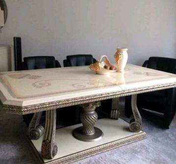 Antieke Meubels - Tafel, Dressoir, Vitrinekast beschikbaar voor biedingen
