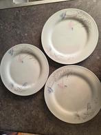 Set van 3 borden met een subtiel bloemmotief., Ophalen of Verzenden, Gebruikt, Overige stijlen, Bord(en)