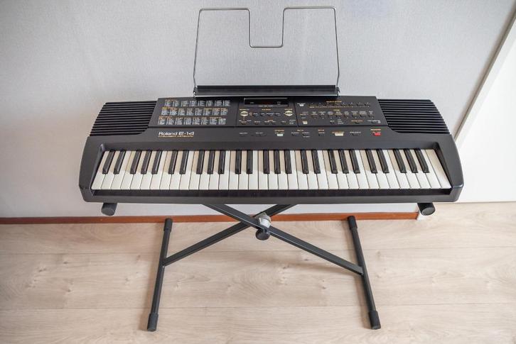 Roland Keyboard, Muziek en Instrumenten, Keyboards, Gebruikt, 61 toetsen, Roland, Aanslaggevoelig, Met standaard, Ophalen