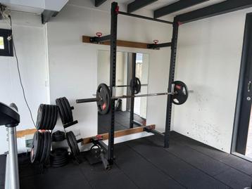 Squatrek met halterstang + 152.5 kg aan schijven | Compleet  beschikbaar voor biedingen