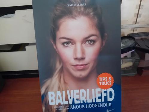 Vincent de Vries - Balverliefd anouk hoogendijk voetbal, Boeken, Sportboeken, Zo goed als nieuw, Verzenden