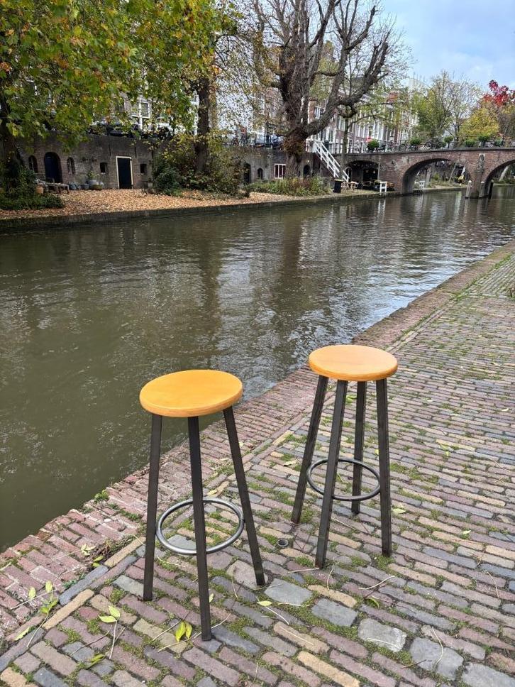 Industriële bistro barkrukken, Huis en Inrichting, Barkrukken, Zo goed als nieuw, 60 tot 90 cm, Hout, Metaal, 2 krukken, Ophalen