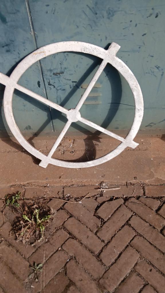 GOEDKOOP rond 67 cm gietijzeren stalraam gestraald+gecoat, Antiek en Kunst, Curiosa en Brocante, Ophalen of Verzenden