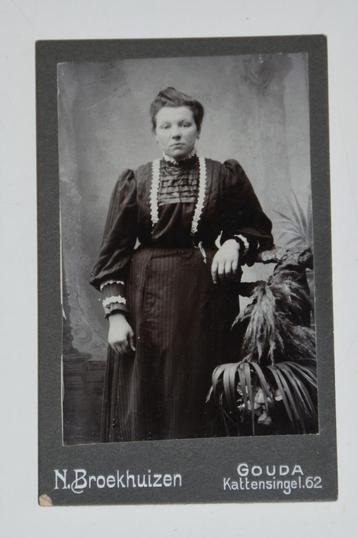 Antieke foto vrouw 1900 Broekhuizen Gouda Cart de Visite CDV beschikbaar voor biedingen