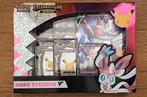 Pokémon TCG - Celebrations Dark Sylveon V Collection Box!, Hobby en Vrije tijd, Verzamelkaartspellen | Pokémon, Nieuw, Foil, Ophalen of Verzenden
