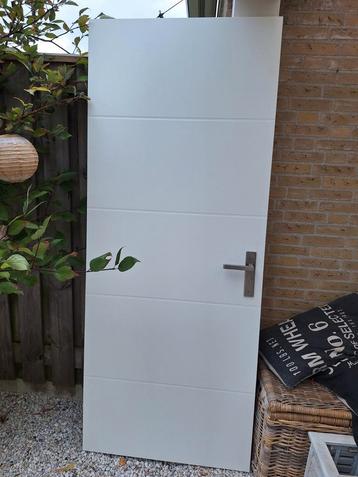 Opdekdeur gebroken wit  2 stuks met RVS klinken beschikbaar voor biedingen