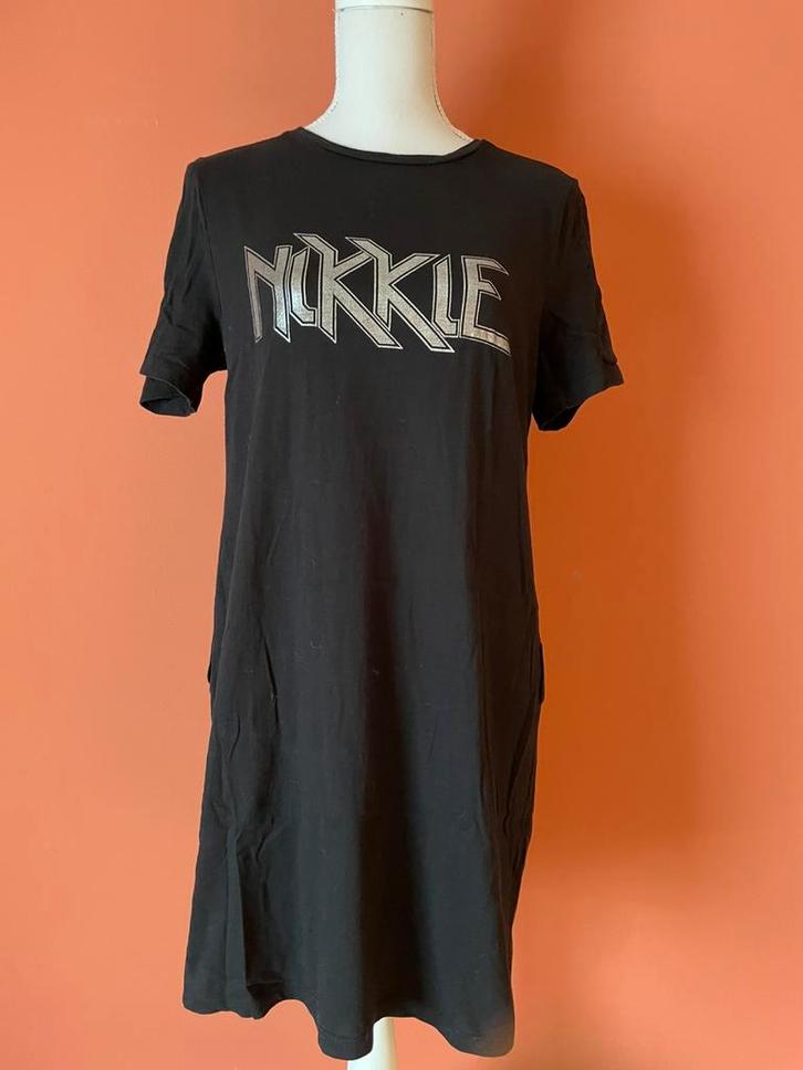 Nikkie zwarte tshirt jurk maat 34, Kleding | Dames, Jurken, Zo goed als nieuw, Maat 34 (XS) of kleiner, Zwart, Boven de knie, Verzenden