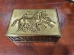 Snuifdoos met reliëfscène met figuur en paarden, Ophalen of Verzenden, Zo goed als nieuw, Tabaksdoos of Verpakking