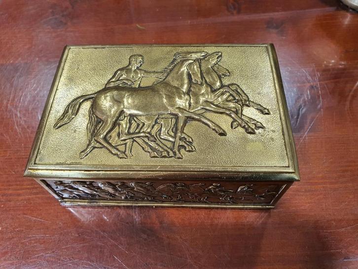 Snuifdoos met reliëfscène met figuur en paarden, Verzamelen, Rookartikelen, Aanstekers en Luciferdoosjes, Zo goed als nieuw, Tabaksdoos of Verpakking