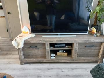 Mooie tv kast beschikbaar voor biedingen