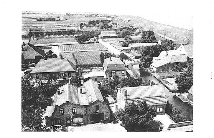 700175	Andijk	NH 1946 In vogelvlucht	 Postzegel  verwijderd, Verzamelen, Ansichtkaarten | Nederland, Gelopen, Noord-Holland, 1940 tot 1960
