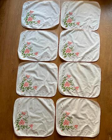 8 Vintage stoffen servetten met rozenmotief beschikbaar voor biedingen