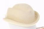 Vintage Dameshoed ivoorwit vilt met decoratieve voile 55 = S, Kleding | Dames, Hoeden en Petten, Ophalen of Verzenden, Zo goed als nieuw