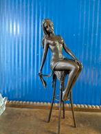 Bronzen beeld . Vrouw op de kruk . Erotische , naakte sculpt, Ophalen of Verzenden