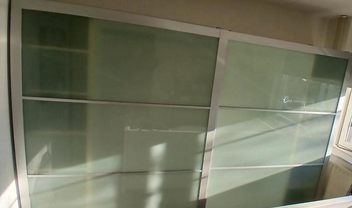 Grote kledingkast met melkglas schuifdeuren, Huis en Inrichting, Kasten | Vitrinekasten, Gebruikt, 200 cm of meer, 200 cm of meer