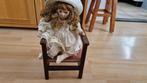 antieke pop in antieke houten stoel ., Ophalen of Verzenden